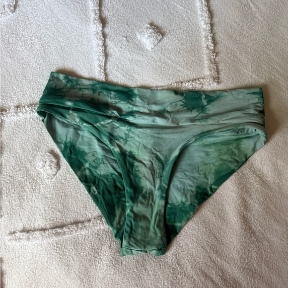 frankie’s Bikini Set - Picture 6 of 9